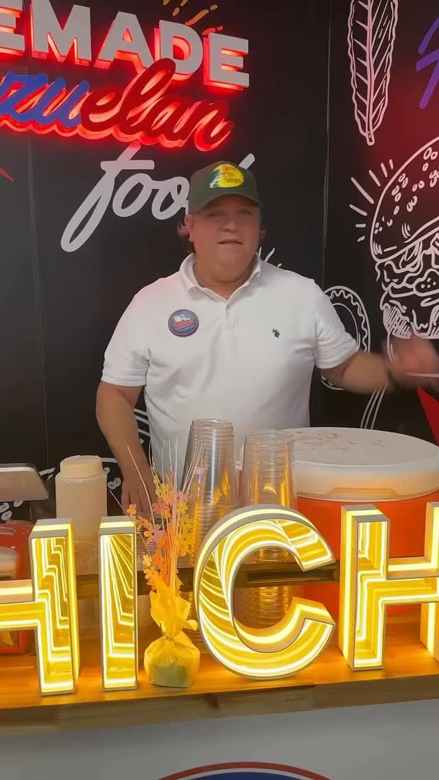 ¡Se prendió la fiesta de sabor en @vburgerutah 🔥

Cuando el maestro @newmanschicha toma el control de la estación, ya sabes que lo que viene es la verdadera chicha venezolana: bien espesa, dulcecita y con todo el flow. 

Nada nos da más alegría que verlos disfrutar y gozar con nuestras tradiciones.

¡Vénganse a West Jordan que la casa está llena de buena energía y la chicha está lista! 🇻🇪🥤

📍 1669 W 9000 S, West Jordan, UT.

#ChichaVenezolana #VBurgerUtah #WestJordan #SaborVenezolano #UtahEats VenezolanosEnUtah NewmanChicha