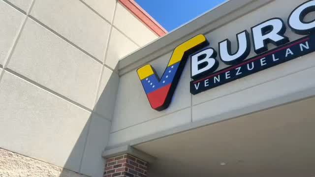 ¿Sabes qué es un cepillado venezolano? 🇻🇪🍧

Si eres venezolano, probablemente este sabor te lleve directo a la infancia.

Y si nunca lo has probado, te contamos:
El cepillado venezolano es hielo finamente raspado, servido bien frío y acompañado con sabores y siropes que le dan ese toque dulce y refrescante que tanto nos gusta.

Es sencillo, pero tiene algo especial: sabe a calle, a vacaciones, a infancia y a Venezuela.

En V Burger queremos traer esos pequeños recuerdos hasta Utah. ❤️🇻🇪

🍧 ¿Ya probaste nuestros cepillados?

Cuéntanos: ¿qué sabor pedirías primero?

📍 West Jordan, Utah
🇻🇪 @vburgerutah

#VBurger #CepilladoVenezolano #SaborVenezolano #VenezuelanCuisine #venezolanosenutah